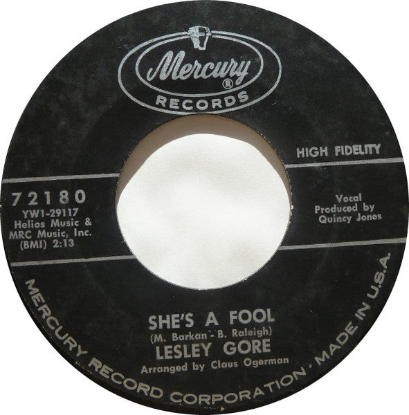 Lesley Gore : She's A Fool / The Old Crowd (7", Styrene)
