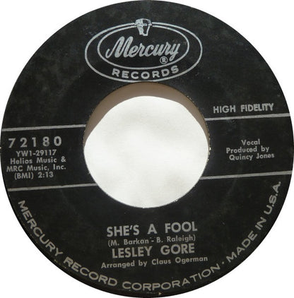 Lesley Gore : She's A Fool / The Old Crowd (7", Styrene)